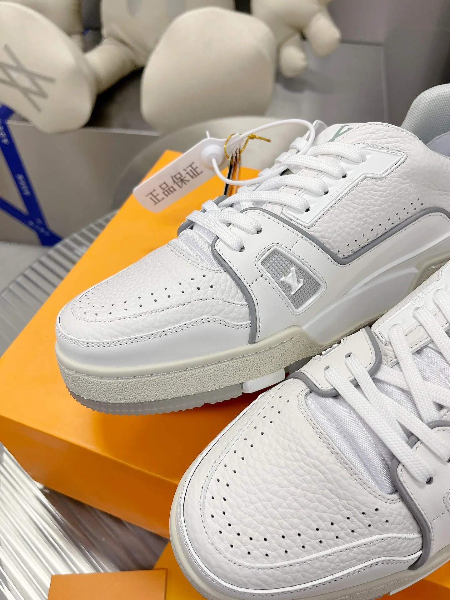 👟👟Ex-factory price 840👟👟 Women's shoes, women's clothing, couple models 35-44, top LV TRAINER basketball series sneakers, original 1:1 copy, official website limited edition retro basketball sneakers! Both the high-top and low-top models spent money to purchase 1:1 accurate reproductions of the originals, and all the details are flawless! The upper material is exclusively customized first-layer cowhide, the inside is breathable 3D mesh material, the sole is T👟👟 ex-factory price U, non-slip, anti-yellowing and high temperature resistant. Exclusively customized materials. Size female 39-44